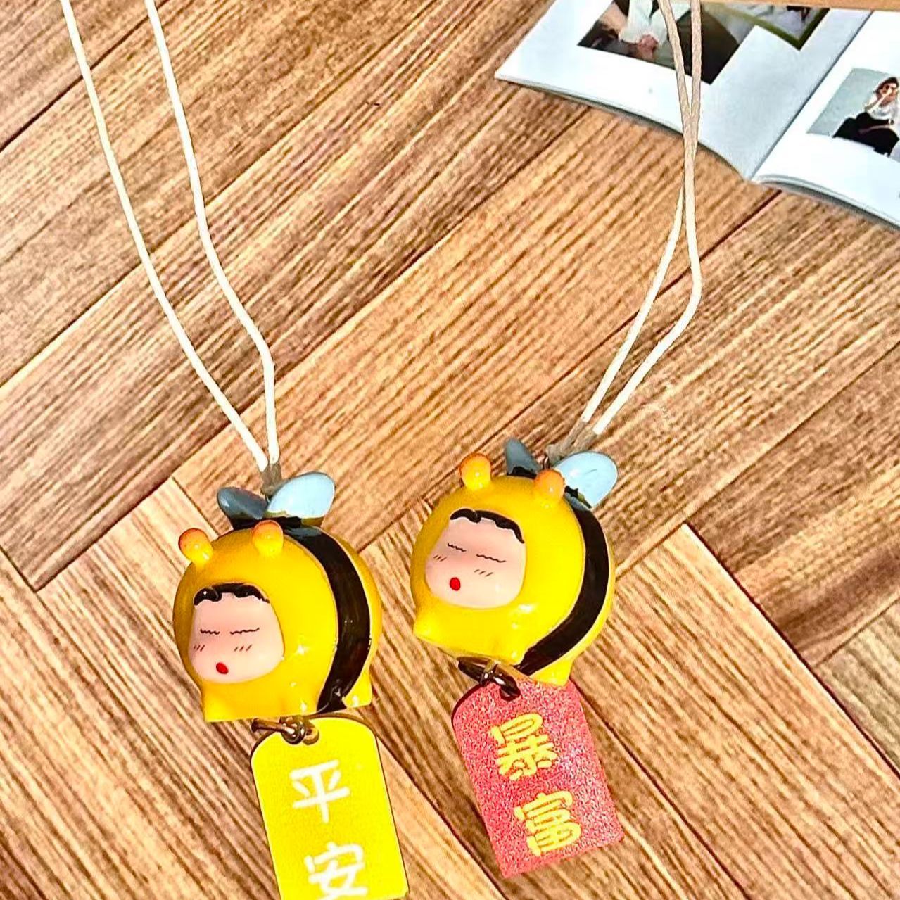 クレヨンしんちゃん ハチのコスプレフィギュア 車用吊り下げペ - Car Accessories For Interior のレビューと価格