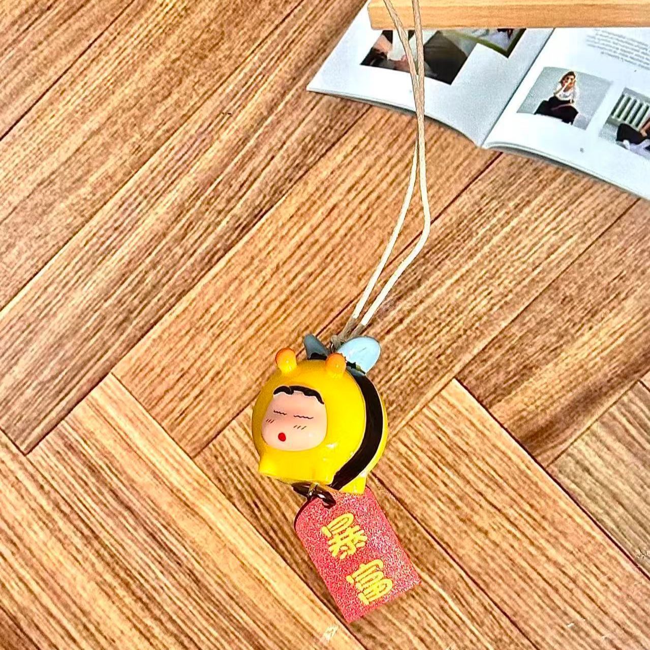 クレヨンしんちゃん ハチのコスプレフィギュア 車用吊り下げペ - Car Accessories For Interior のレビューと価格