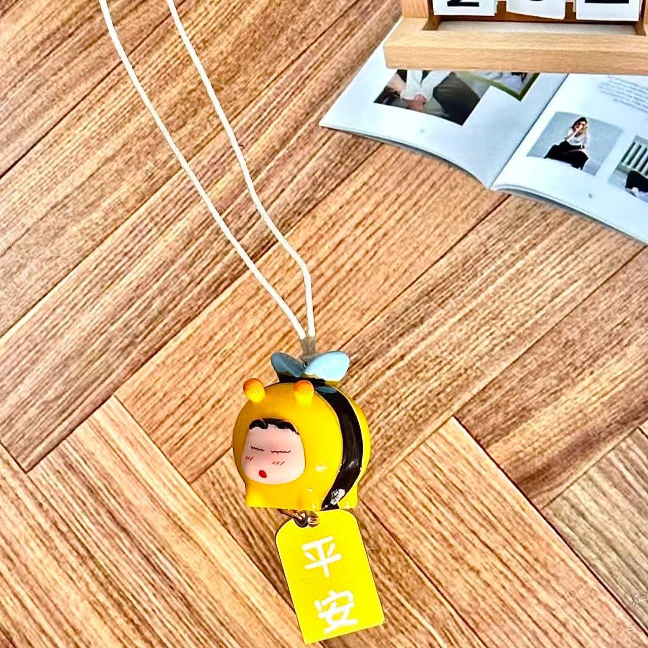 クレヨンしんちゃん ハチのコスプレフィギュア 車用吊り下げペ - Car Accessories For Interior のレビューと価格